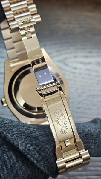 Rolex Day-Date II 41mm Everose Gold 218235
