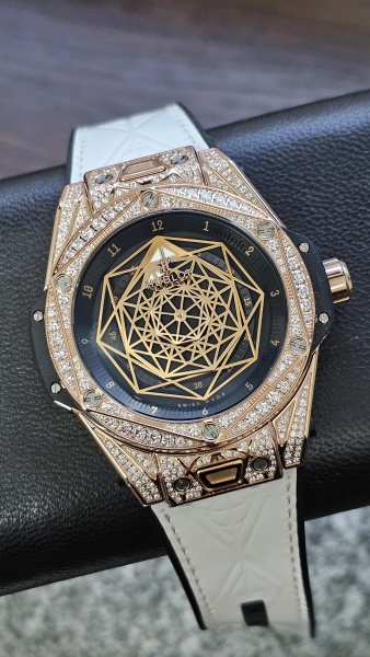 Hublot Sang Bleu King Gold Pavé 465.OS.1118.VR.1704.MXM18