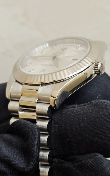 Rolex DAY-DATE II 41MM WHITE GOLD 218239