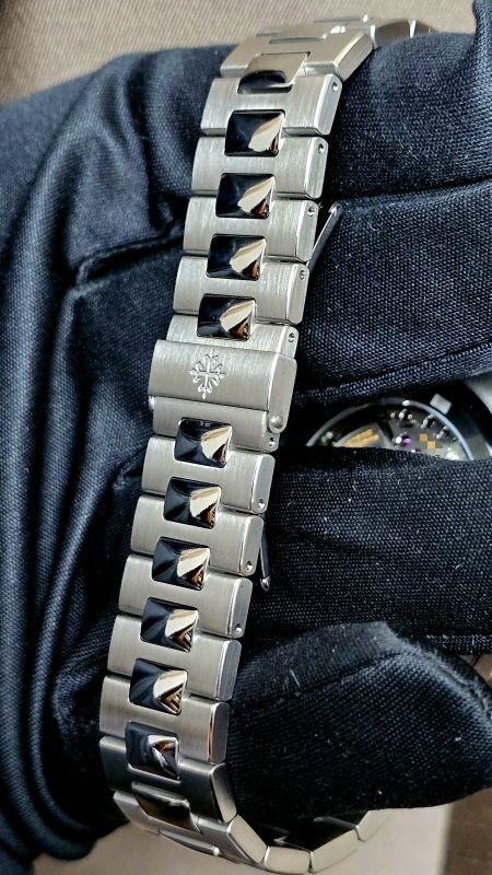 Patek Philippe NAUTILUS TRAVEL TIME CHRONOGRAPH 5990/1A-001